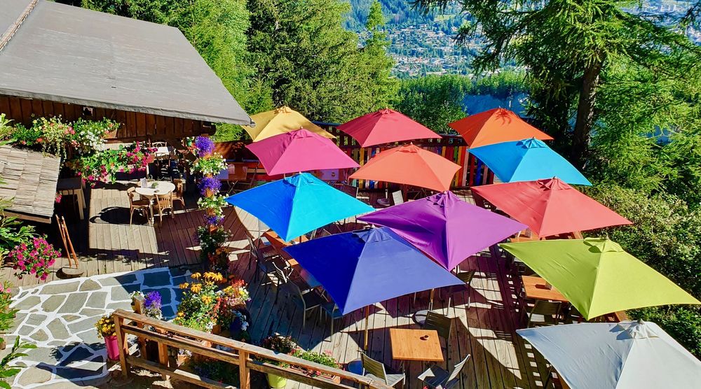 Vue sur la terrasse du Chalet depuis le sentier didactique
