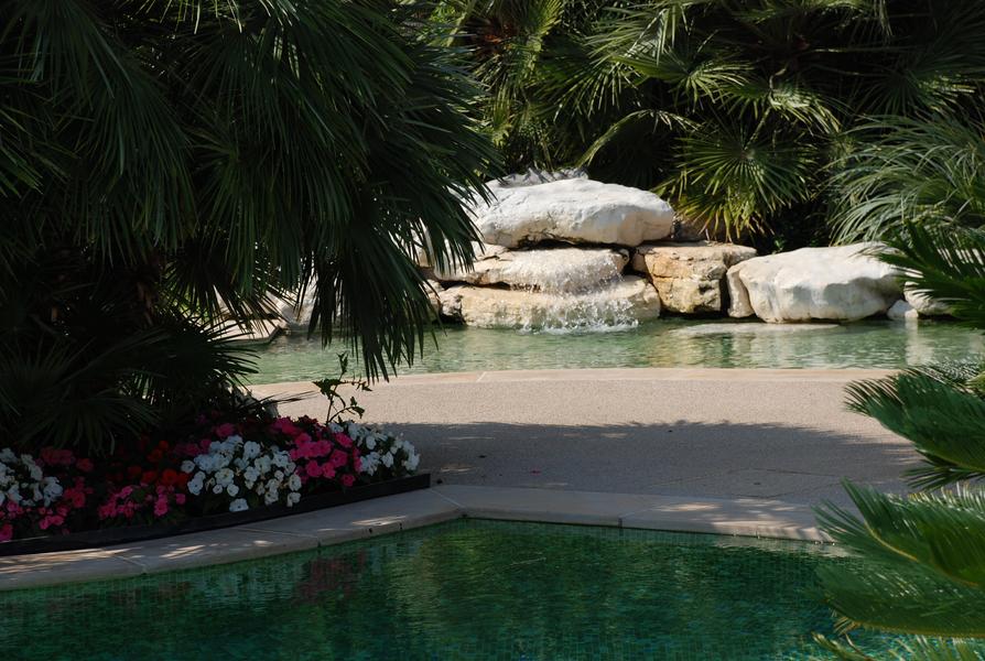 piscine lagon commune avec cascade et pataugeoire