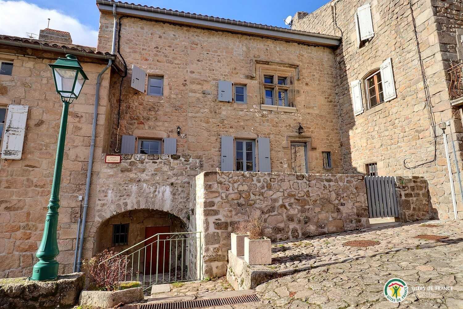 Les Châtaigniers Maison en pierres au c?ur du village de caractère