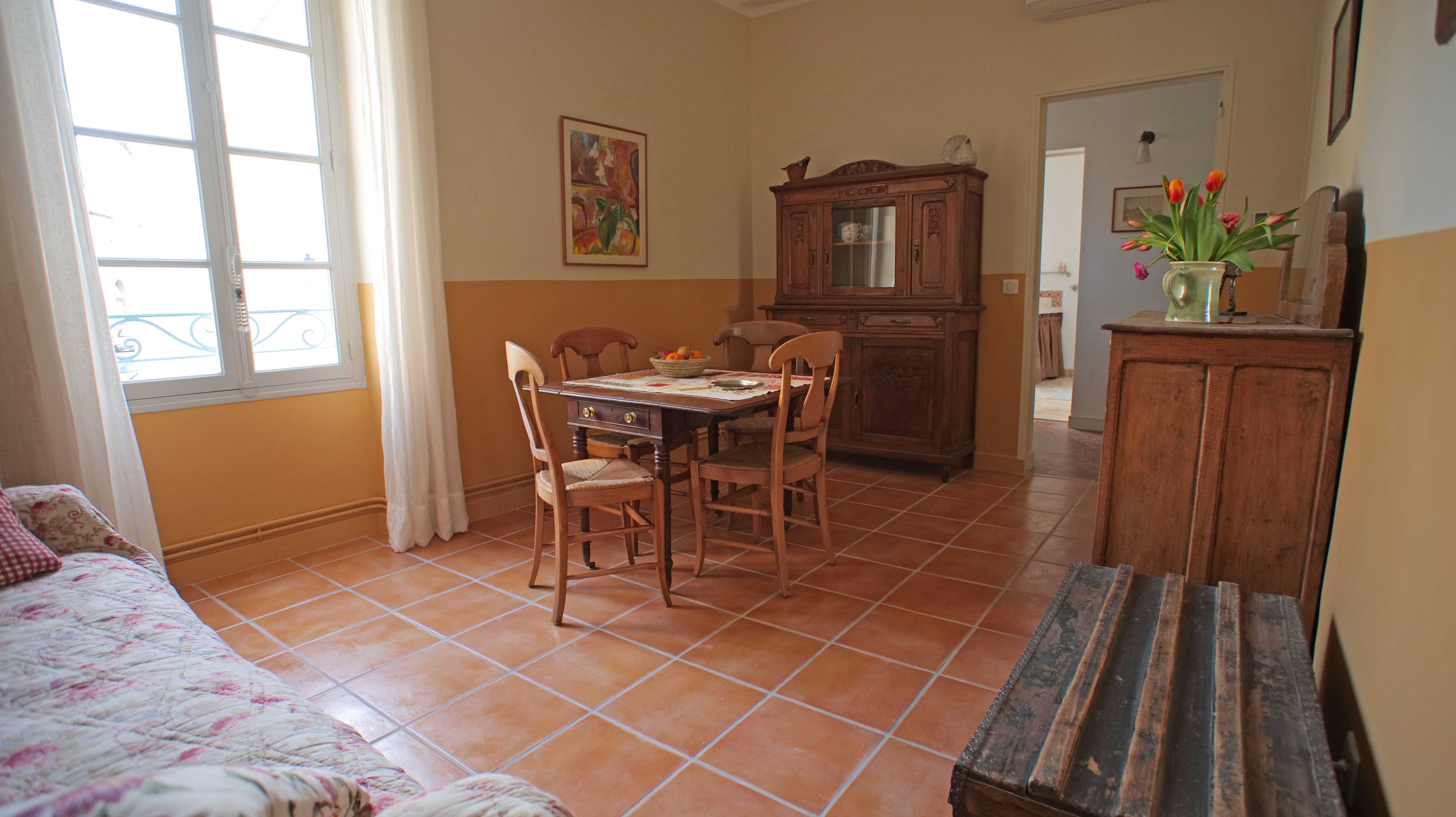 Au coin de la Roquette, maison entière