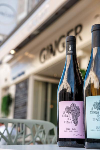 Deux bouteilles de vin.