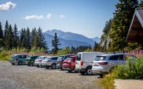 Vue de sur l'entrée du parking de Vernant