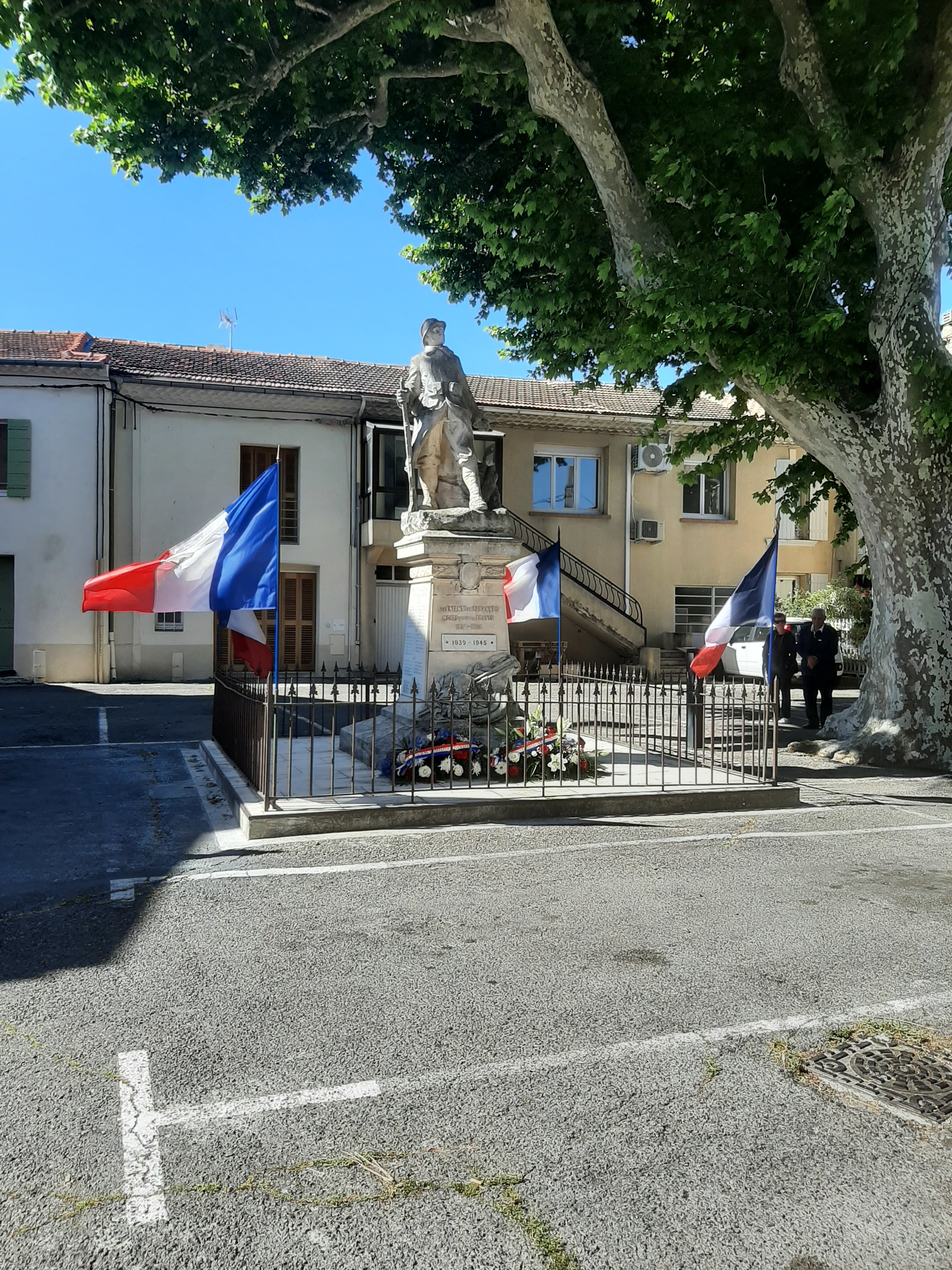 Monuments aux morts  France Provence-Alpes-Côte d'Azur Bouches-du-Rhône Cabannes 13440