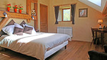 La chambre Teddy dispose d'un grand lit 160x200 et de fenêtre donnant sur la montagne.