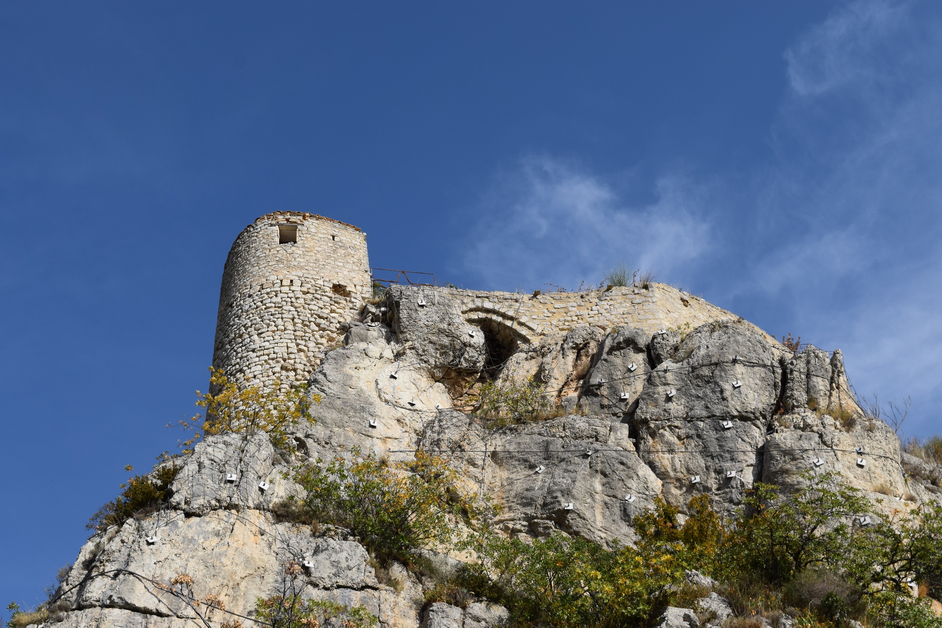 Château féodal qui domine le village