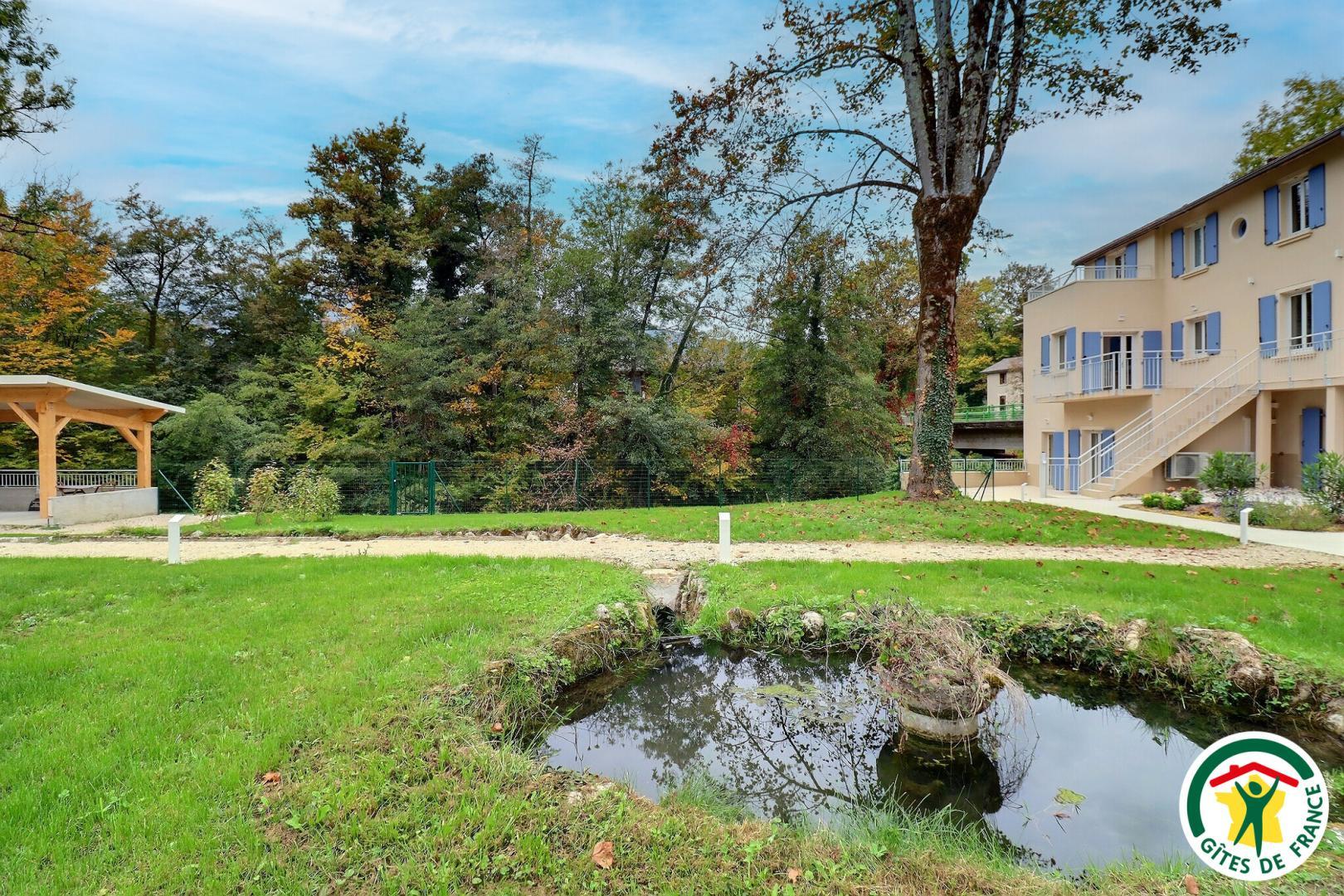 Sur la propriété, bassin non sécurisé (profondeur de 50cm environ), enfant à surveiller