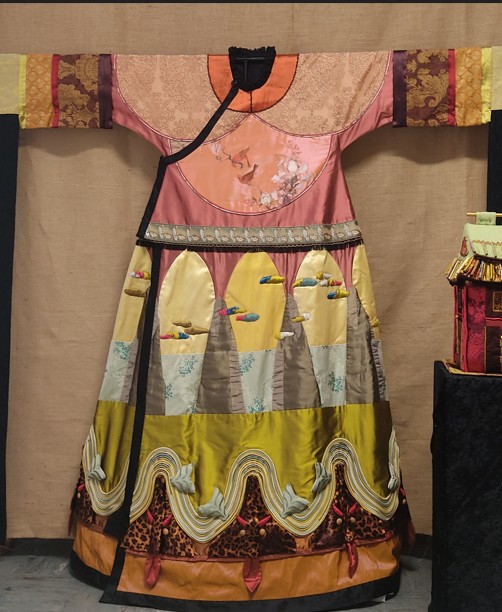 Exposition La robe De Dragon et sa mallette de voyage d’Hélène Bret.