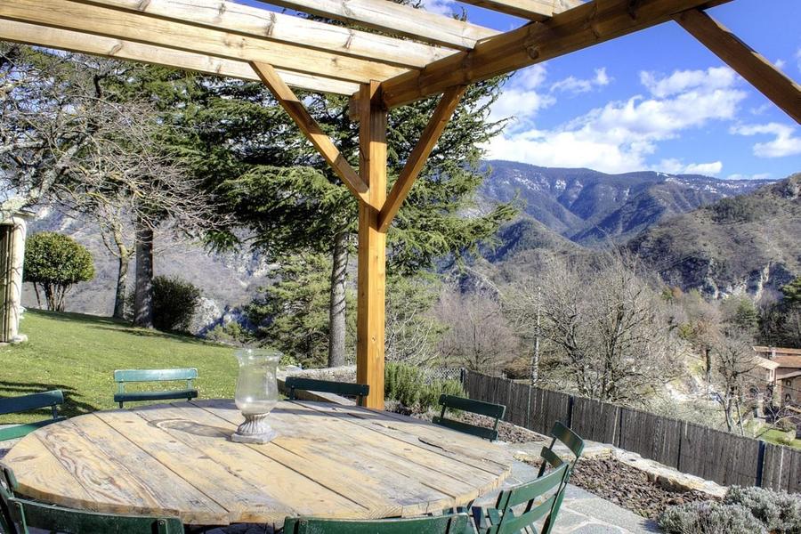 Gîte l'Aire - Terrasse devant cuisine d'été - Lantosque - Gîtes de France des Alpes-Maritimes