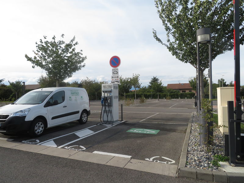 Borne de recharge véhicules électriques : Parking salle Olympe