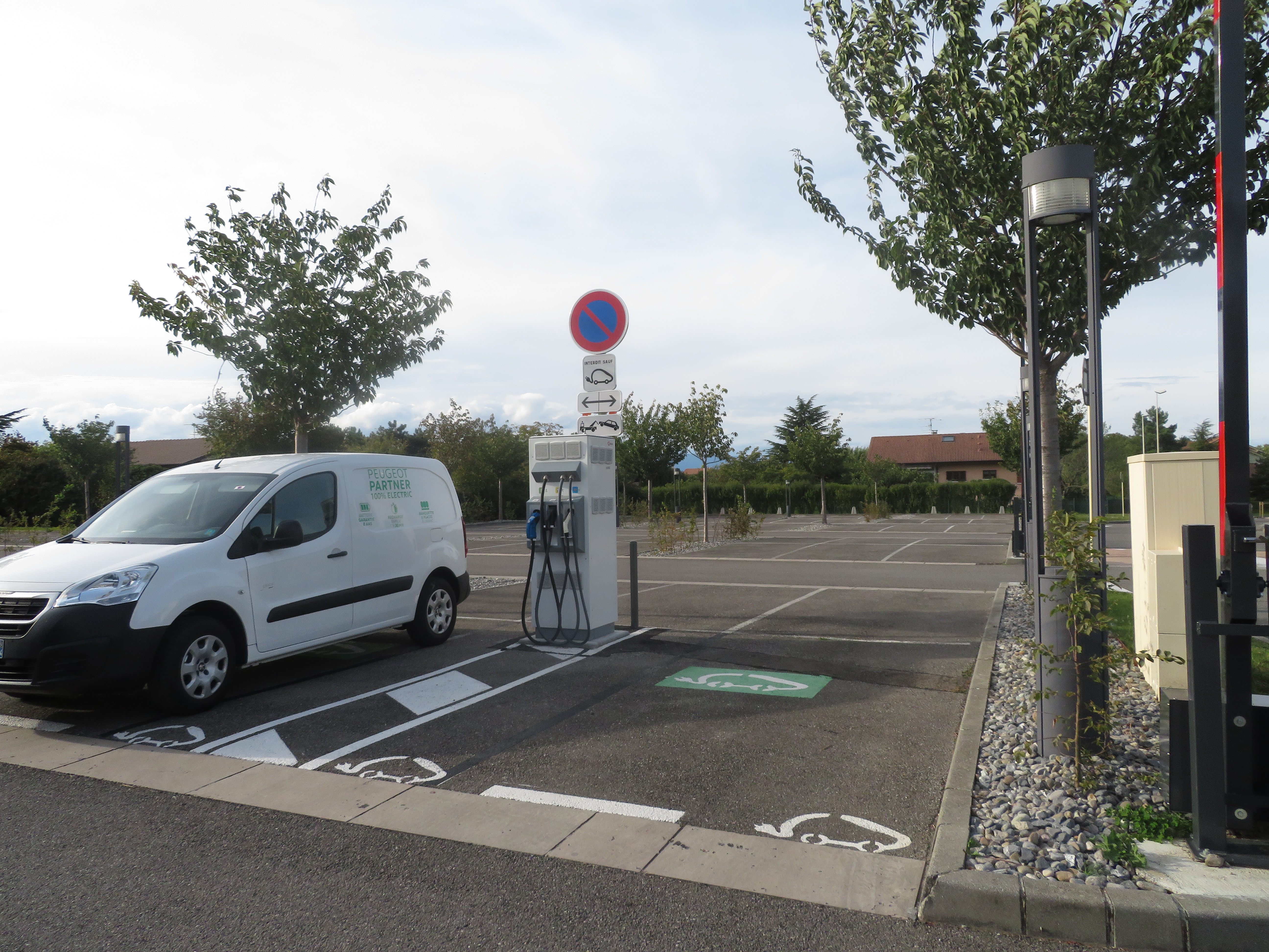 Electric vehicle charging station : Parking salle Olympe