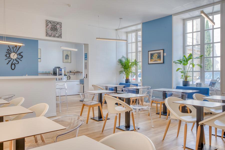 La salle de petit-déjeuner avec ses tables et chaises.