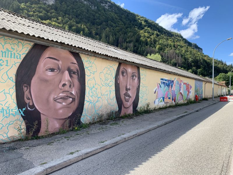 Fresques et murs peints - Femmes et fleurs Nantua
