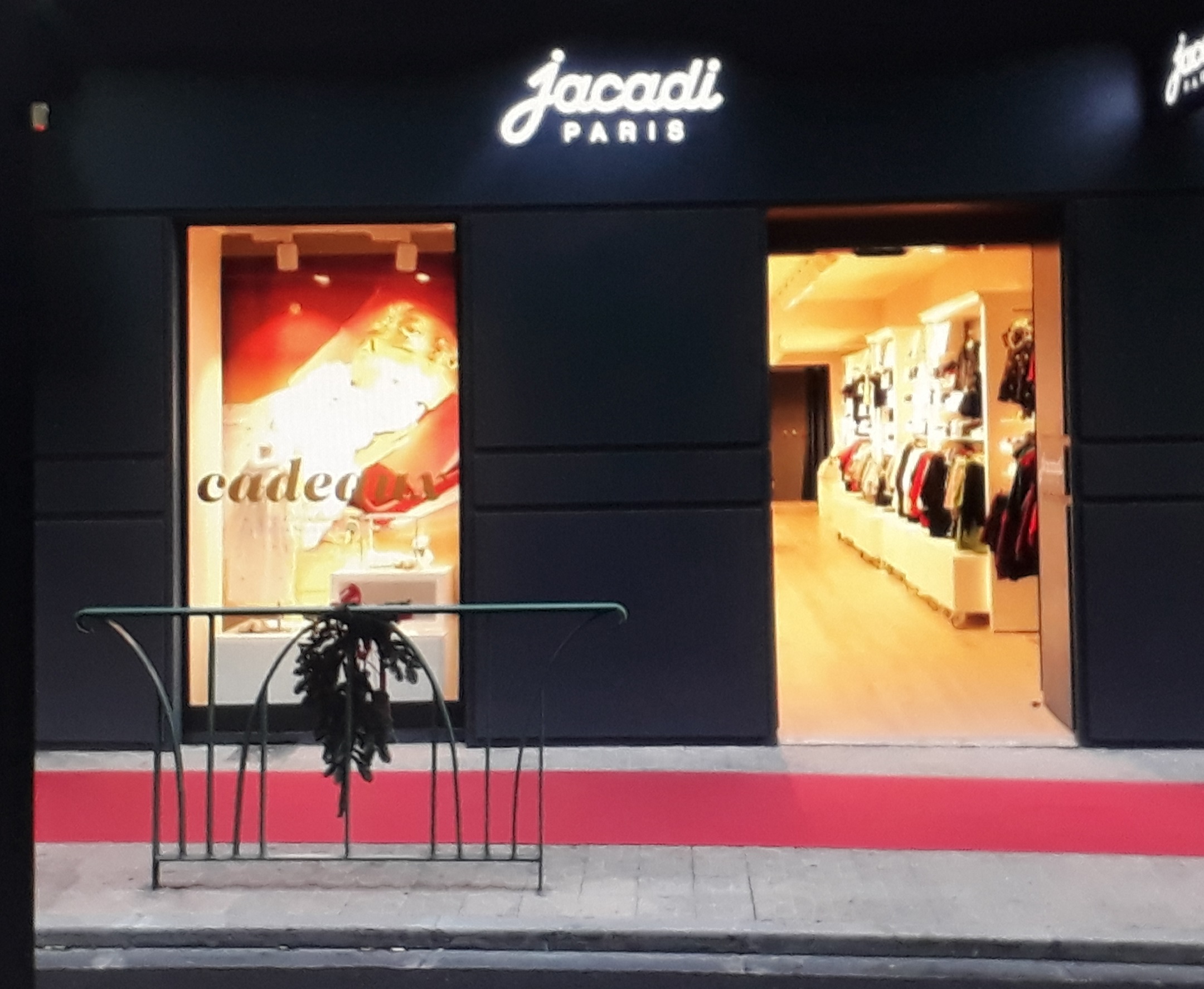 Devanture du magasin Jacadi