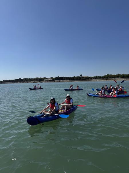 5 canoes biplaces sur l'eau.