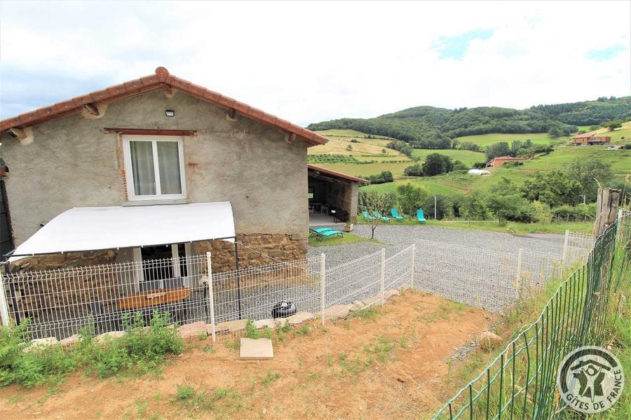 Gîte \'Le Bourgogne\' - La Ferme aux escargots à St Romain de Popey (Rhône, Beaujolais, proximité de l\'Arbresle et Tarare) : la ferme rénovée au coeur du Lyonnais.