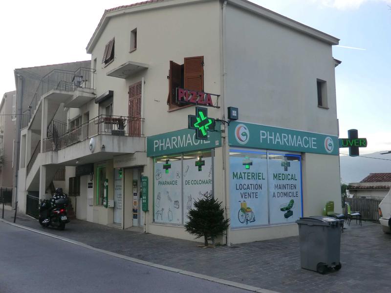 Pharmacie a l'entrée du village.
Juste a cote  de la pharmacie se trouve un camion a pizza 