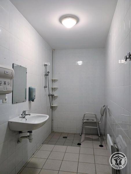 Grand Gîte communal - 15 personnes à Affoux - centre du village, en Haut Beaujolais, dans le Rhône : la salle d\'eau PMR au rez-de-chaussée.
