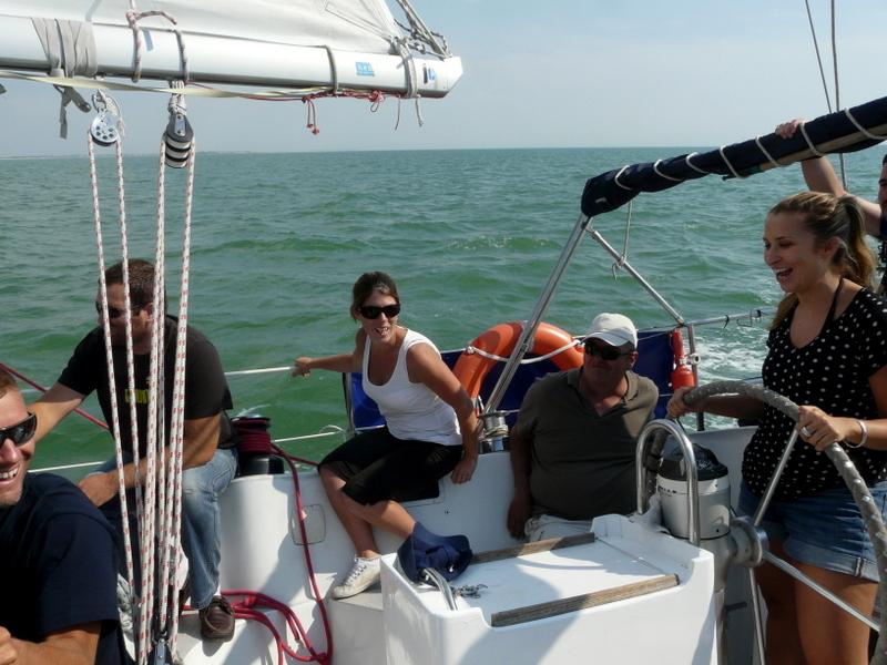 Un groupe de personnes sur un bateau, en mer.