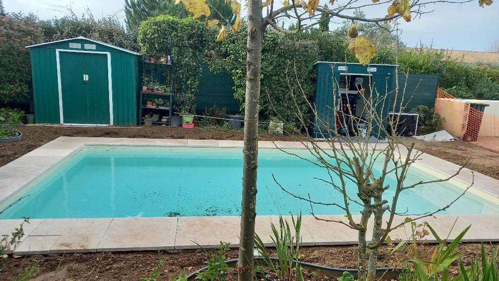La piscine découverte dans la jardin.