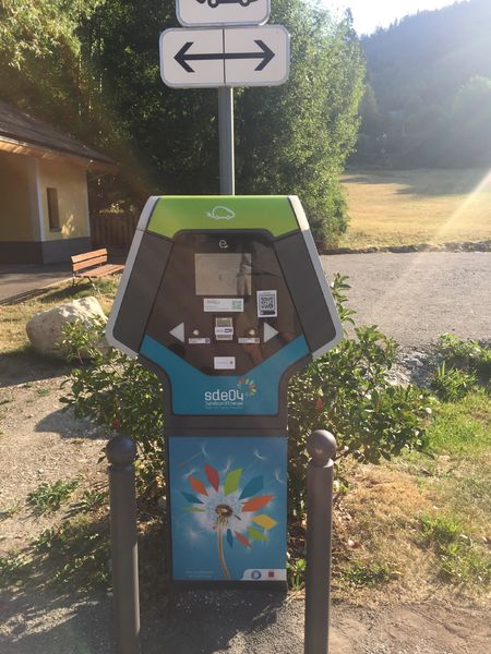Electric vehicle charging station