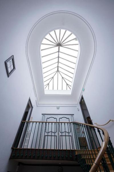 Le palier de l'escalier vu depuis l'étage du dessous.