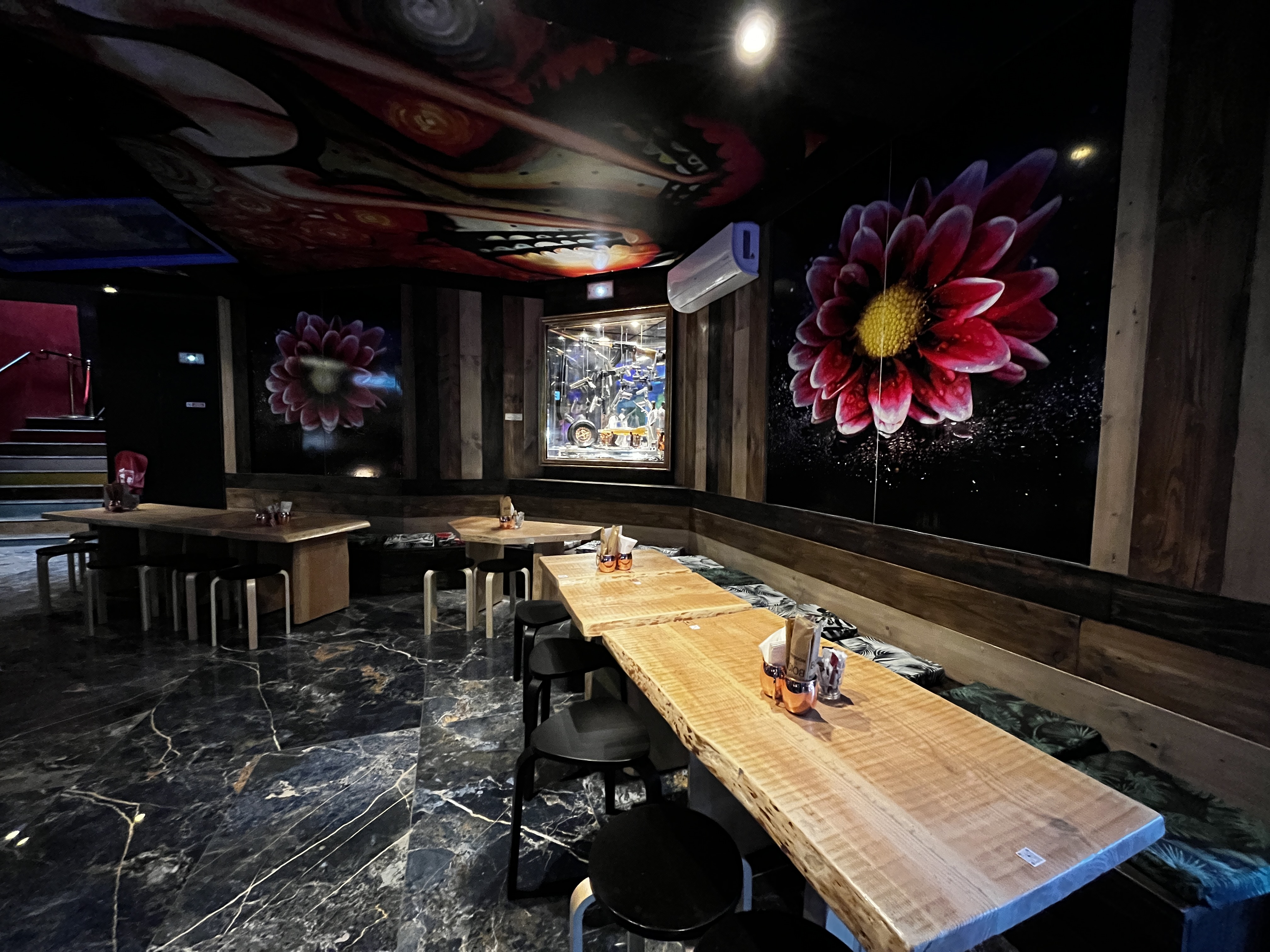 Le Jaï's  Beach Pub