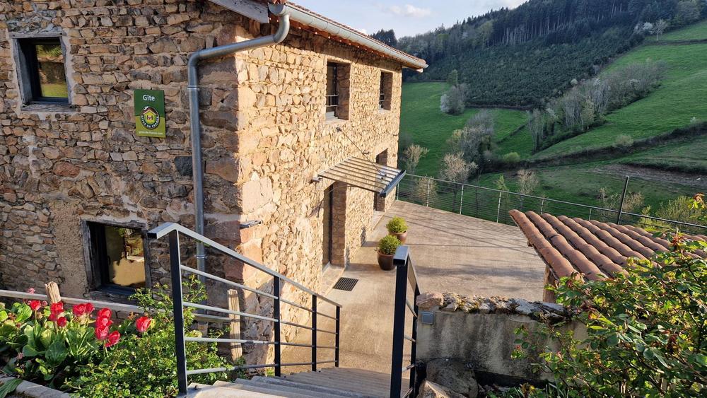 Gîte du Grand Peisselay à VALSONNE (Rhône - Beaujolais Vert) : L\'accès du gîte et l\'arrivée sur la grande terrasse