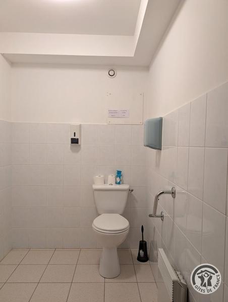 Grand Gîte communal - 15 personnes à Affoux - centre du village, en Haut Beaujolais, dans le Rhône :e WC PMR au rez-de-chaussée.