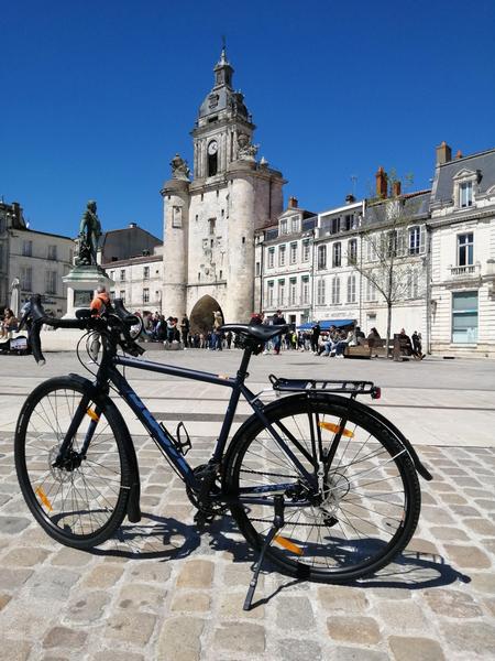 vélo Gravel devant la Grosse Horloge