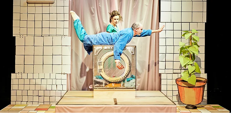 Théâtre : Derrière le hublot se cache parfois du linge