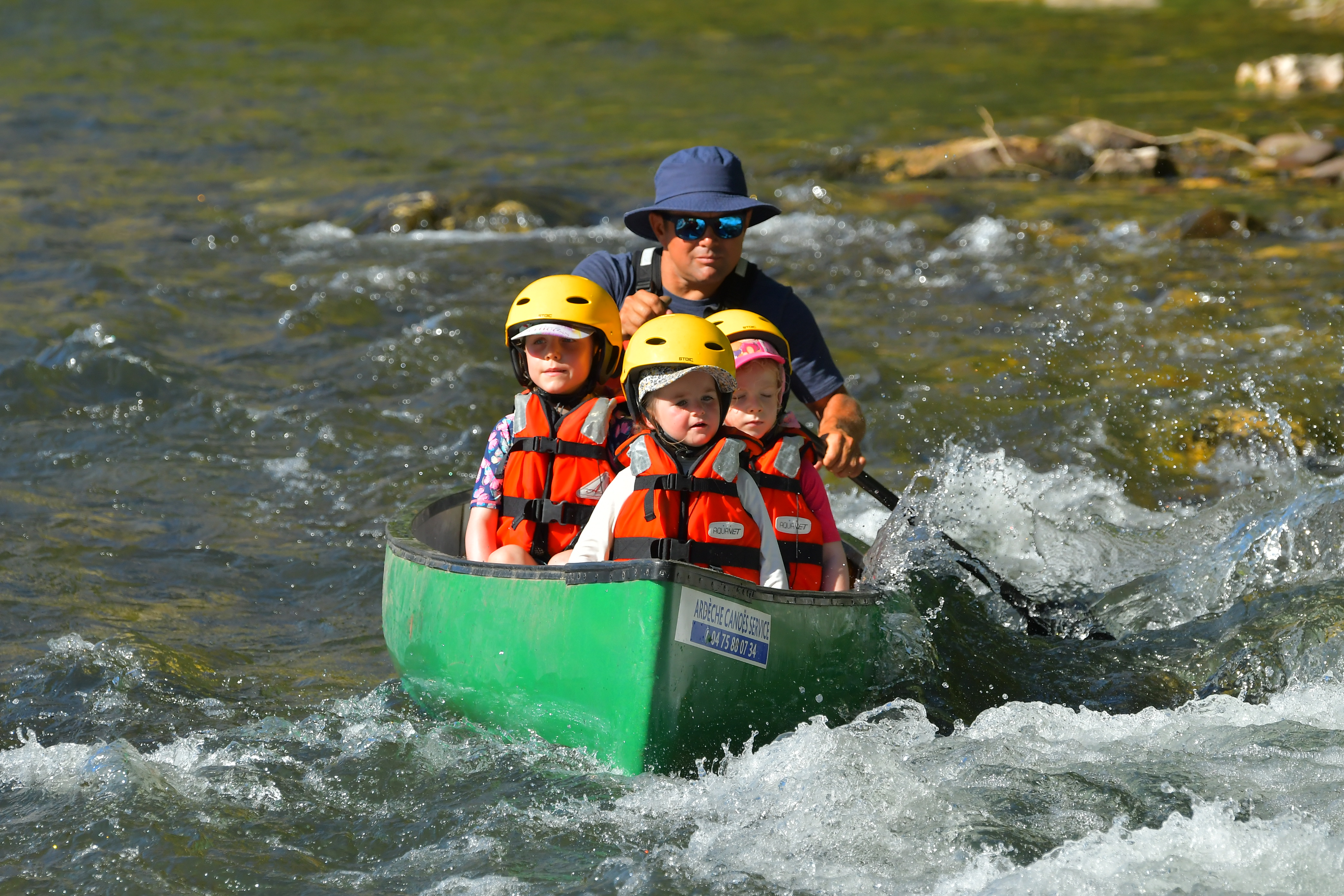 Family canoeing with Canoës Service - Auvergne-Rhône-Alpes Tourisme