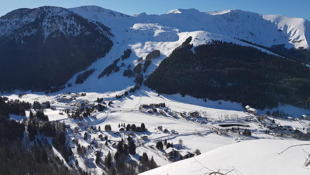 Vue aérienne station ennéigée