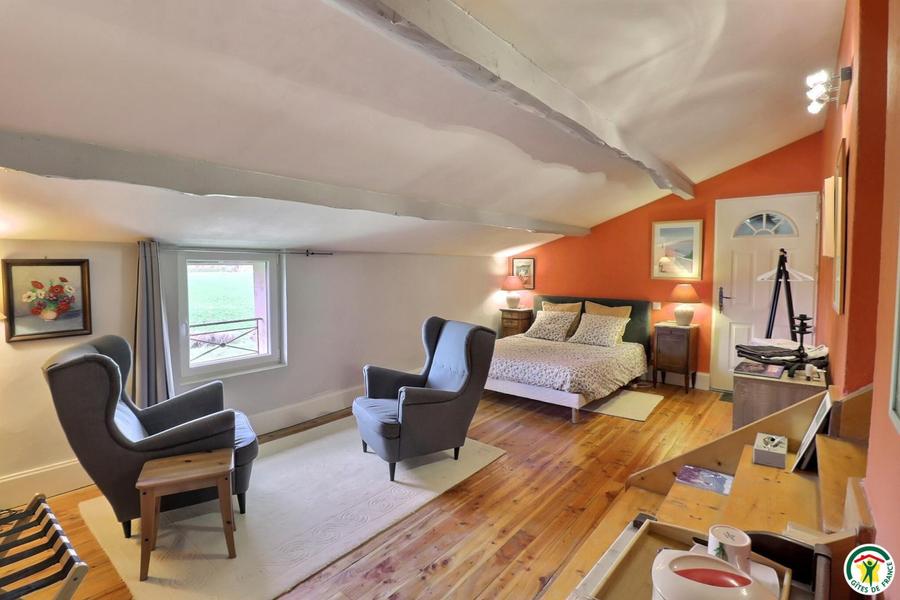 Chambre climatisée ARDECHE : lit queen size 160x200cm (1er étage) Chambre climatisée ARDECHE : lit queen size 160x200cm (1er étage)