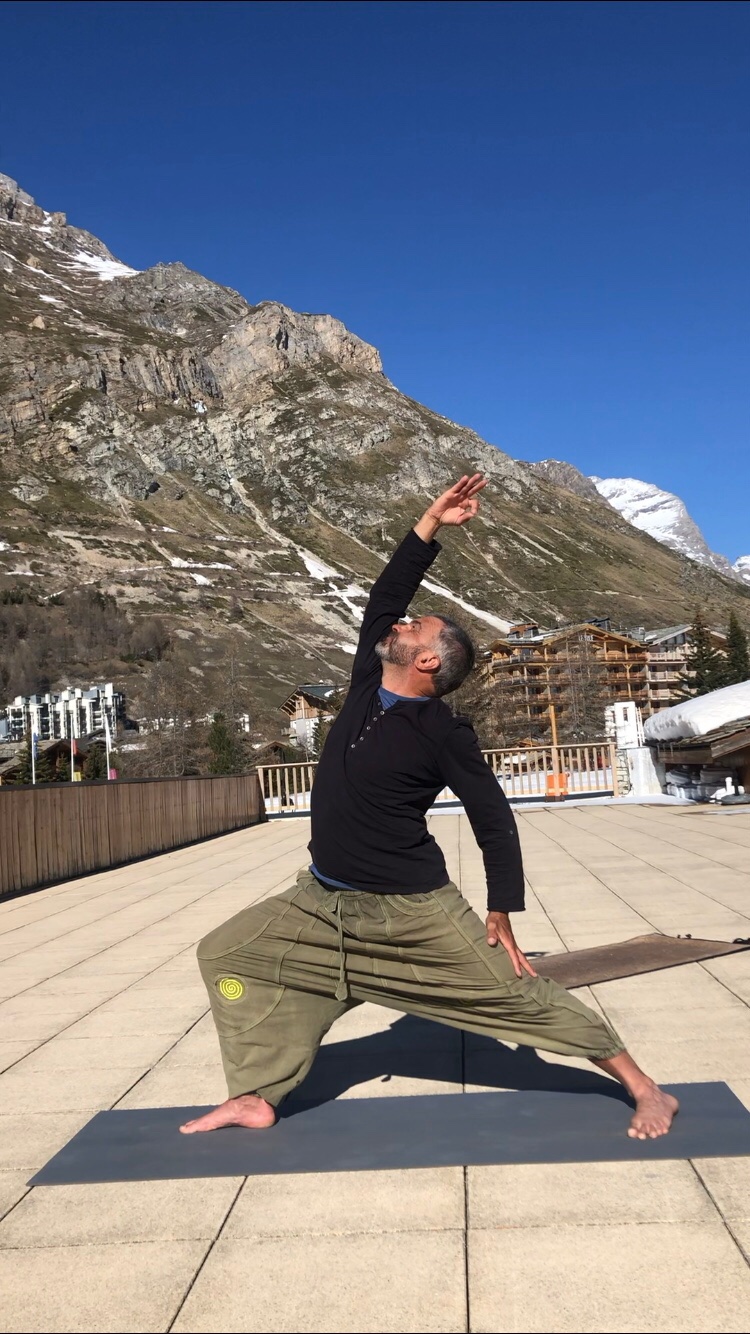 Posture yoga en extérieur - Val d'Isère