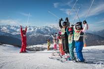 Élèves et moniteur de ski ESF