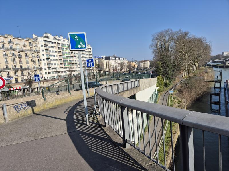 Entrée de la rampe pour accéder aux berges 