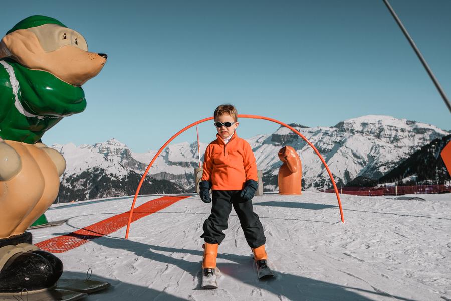 Enfant qui ski sur le jardin des neiges