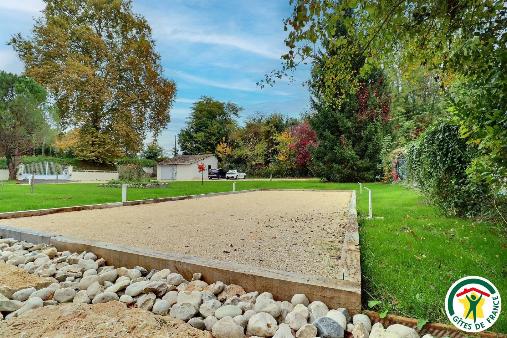 Terrain de pétanque, à partager avec les occupants des deux autres gîtes