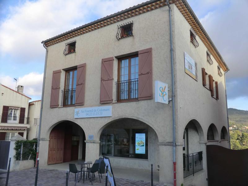Boulangerie. Vous pourrez aller chercher votre pain et vos croissants  a pieds.