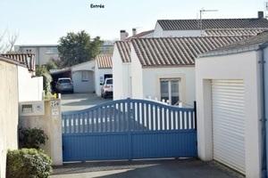 Le portail d'entrée bleu.