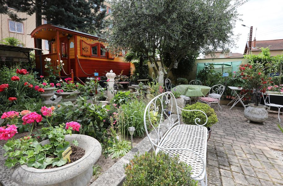 Jardin et roulotte