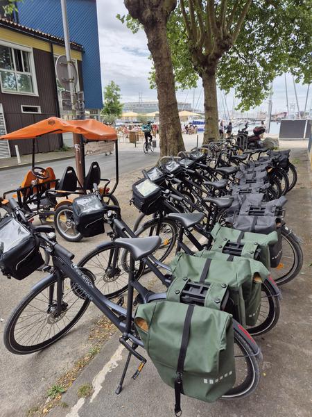Une dizaine de vélos de randonnée garés devant la boutique