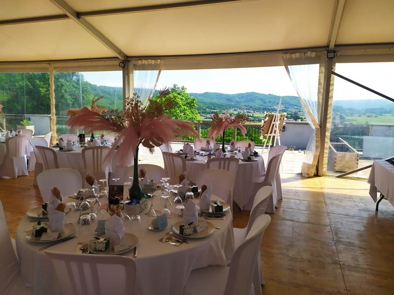 Tables rondes sous chapiteau