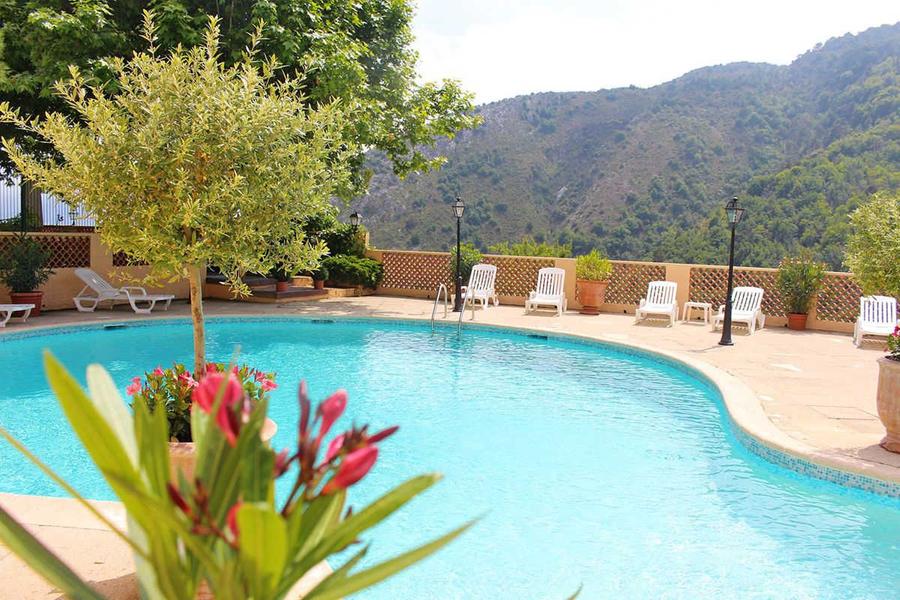 Gîte Ginesté d'Utelle-Piscine de la Résidence-Utelle-Gîtes de France des Alpes-Maritimes