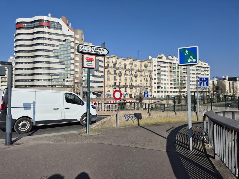 Entrée de la rampe pour accéder aux berges 