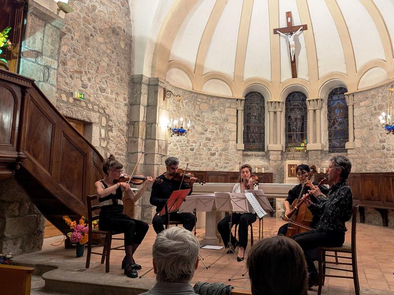 Lors d'un concert en l'église Saint-Pierre en 2024