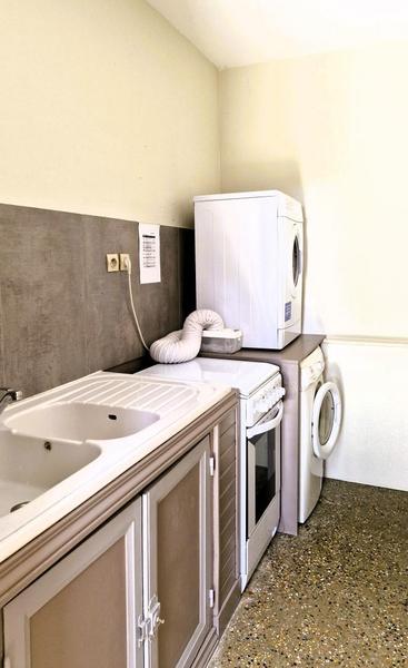 Au RDC, Buanderie commune aux 2 logements, avec lave-linge et sèche-linge