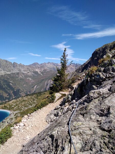 Câble sur le sentier qui mène au refuge