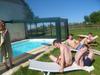 Gîte rural de Souvigny dans l'Allier en Auvergne.
Repos et bronzage près de la piscine ... Ⓒ Gîtes de France
