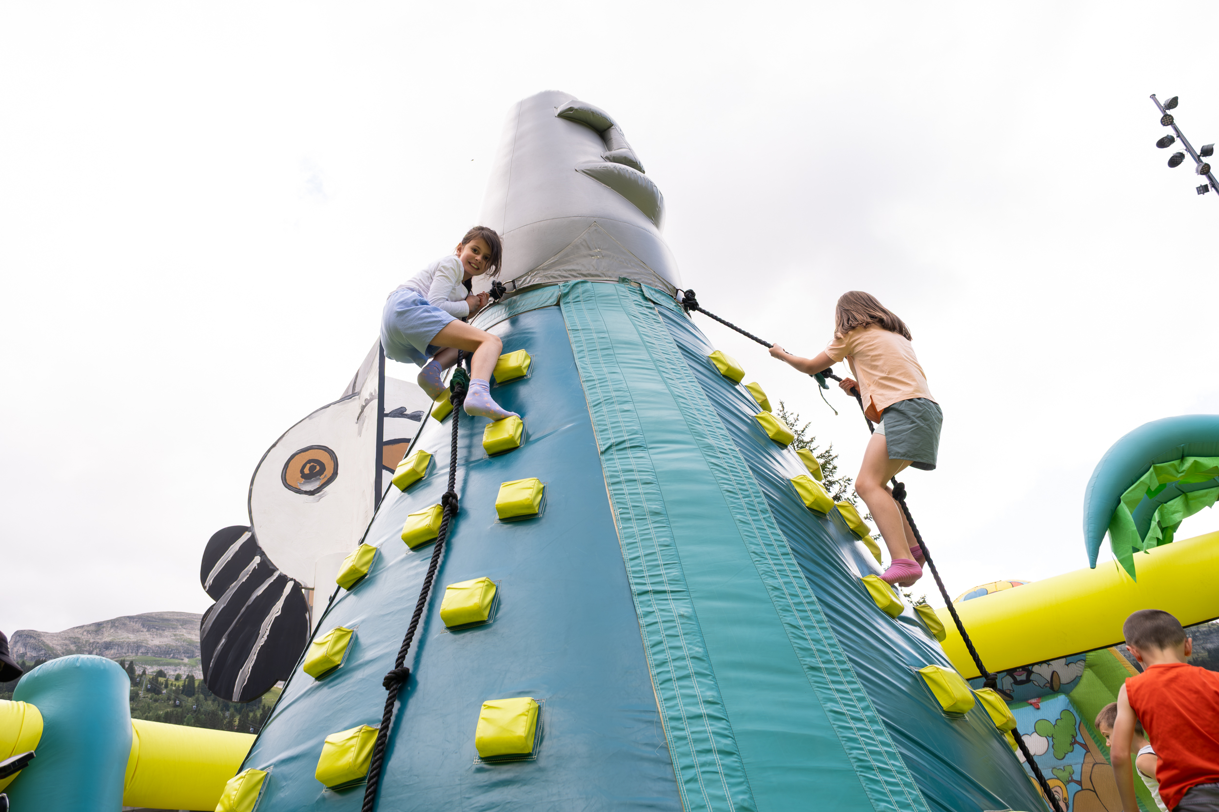 Filles sur la tour gonflable
